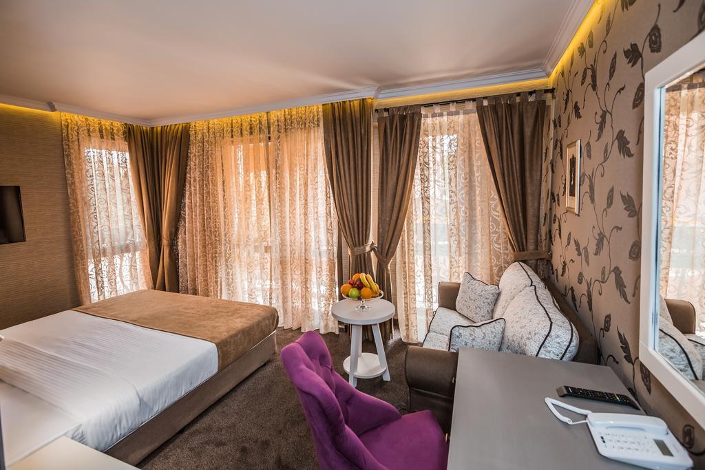 8 1/2 Art Guest House Plovdiv Rum bild