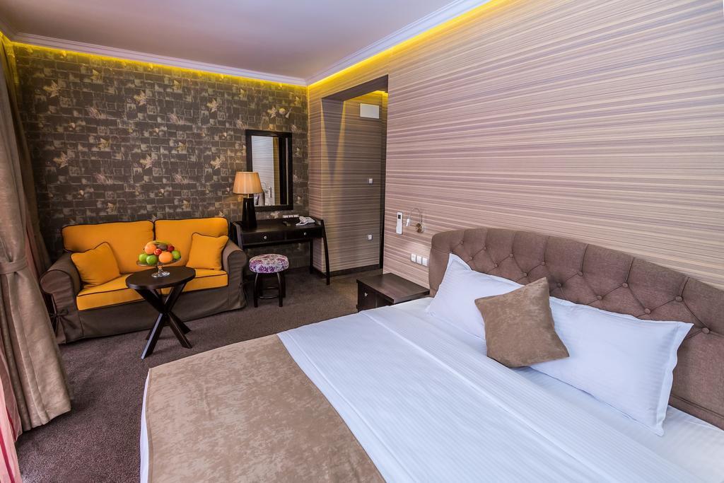 8 1/2 Art Guest House Plovdiv Rum bild