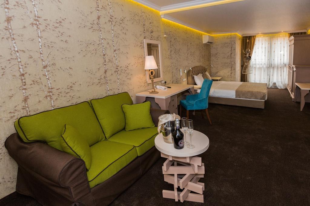 8 1/2 Art Guest House Plovdiv Rum bild